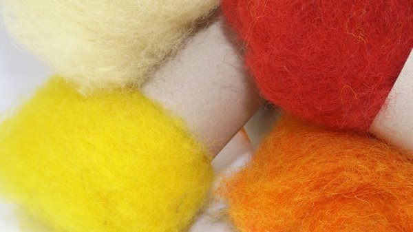 Woll-Vliese vom Landschaf, Merinoschaf oder Bergschaf immer in schönen Farben vorrätig bei Woll-Keulen