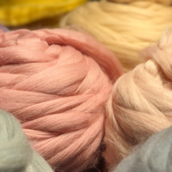 Merinowolle Märchenwolle, Kammzugwolle, Kardenband in 60 Farben bei Woll-Keulen online bestellen