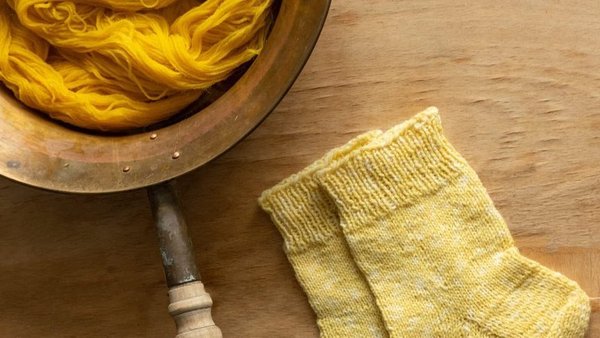 DIY-SET Sockenwolle Färben mit Kamille in Weiß-Gelb